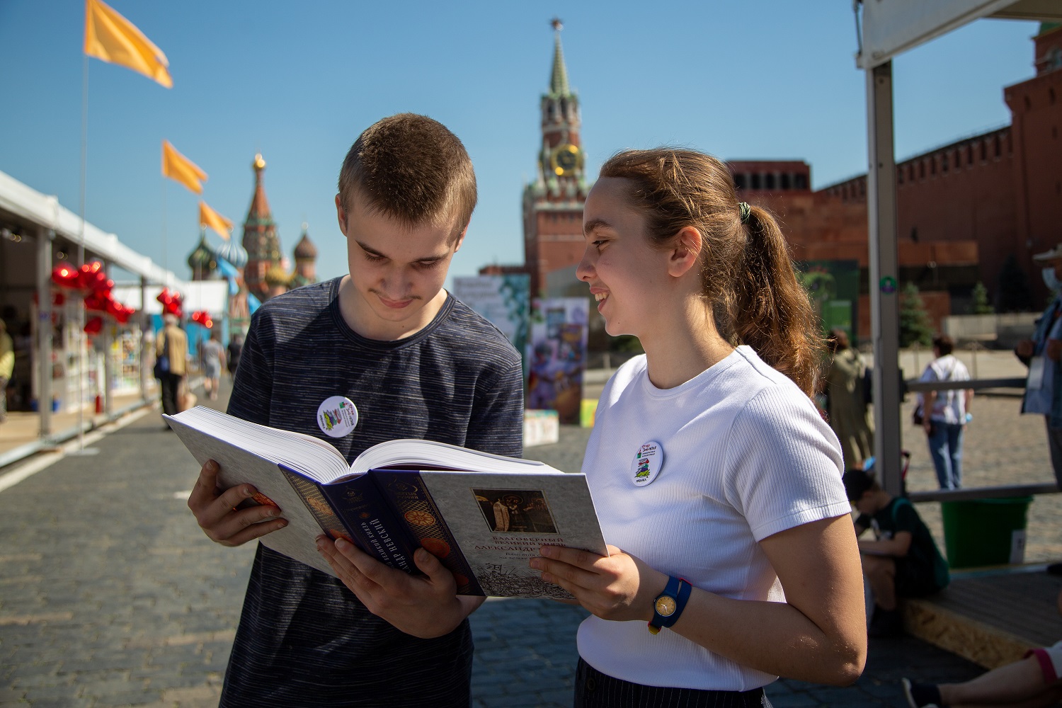 Дети с книгой из серии «Святые России» на Красной площади